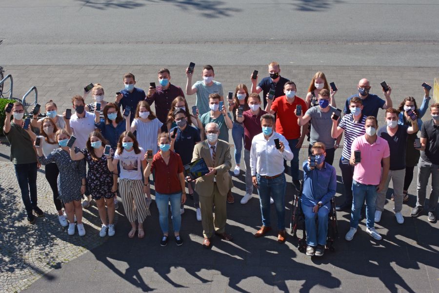 Handy und nicht Lupe ist das Werkzeug der Funkloch-Detektive – Auszubildende des Kreises mit (vorne in der Mitte) Landrat Manfred Müller, (links und rechts von ihm) Rahel Leifhelm und Björn Schmidt.  Foto: Kreis Paderborn, Amt für Presse- und Öffentlichkeitsarbeit, Meike Delang
